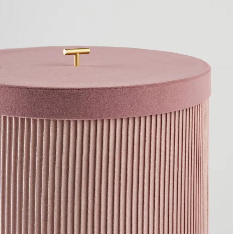 Ružový kôš na bielizeň.