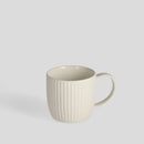 Biely porcelánový hrnček.