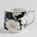 Bielo čierny hrnček zdobený žiarivými kvetmi.