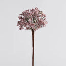 Ružový umelý kvet.