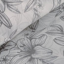 Sú to biele obliečky s kvetmi ako stvorené pre milovníkov neutrálnych farieb. 