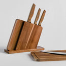 Hnedá sada nožov s doskou na krájanie.