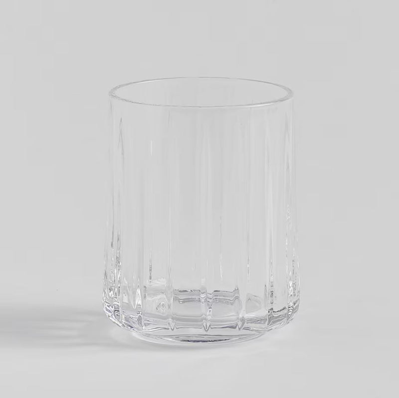 Transparentný pohár.