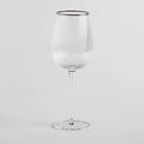 Transparentný pohár na víno so strieborným lemom.