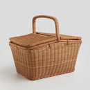 Hnedý prútený košík.