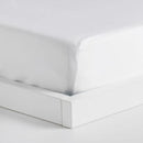 Biela polyesterová plachta s gumkou.