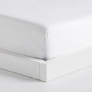 Biela plachta s gumkou.