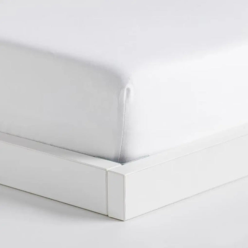 Biela plachta s gumkou.