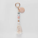 Béžová kľúčenka.