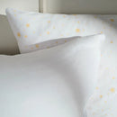 Saténové biele vianočné obliečky so vzorom hviezdičiek s prímesou bavlny