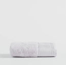 Sivý bavlnený uterák.