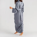 Sivý dámsky župan.