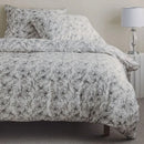 Sú to biele obliečky s kvetmi ako stvorené pre milovníkov neutrálnych farieb. 