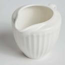 Biela porcelánová mliekovka.