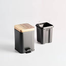 Čierny odpadkový kôš.