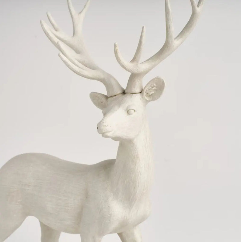 Biela vianočná figúrka v podobe jeleňa.