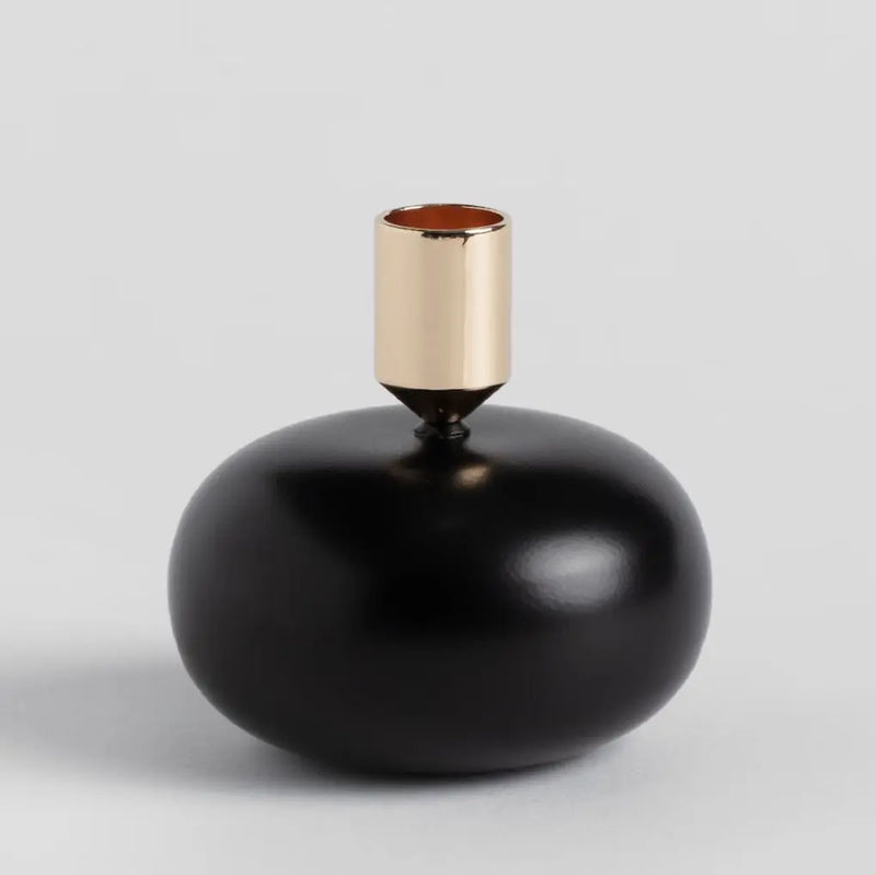 Čierny kovový svietnik.