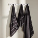 Sivý uterák vyrobený z bavlny. 