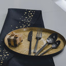 Čierna sada príborov s matným povrchom. 