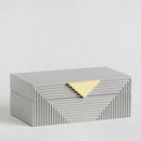 Sivá šperkovnica so zlatými doplnkami. 