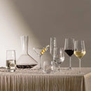 Transparentný pohár z krištáľového skla.