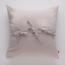 Béžová obliečka na vankúš.