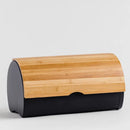 Hnedo čierny kovový chlebník s bambusovým uzáverom.