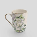 Viacfarebný hrnček z porcelánu.