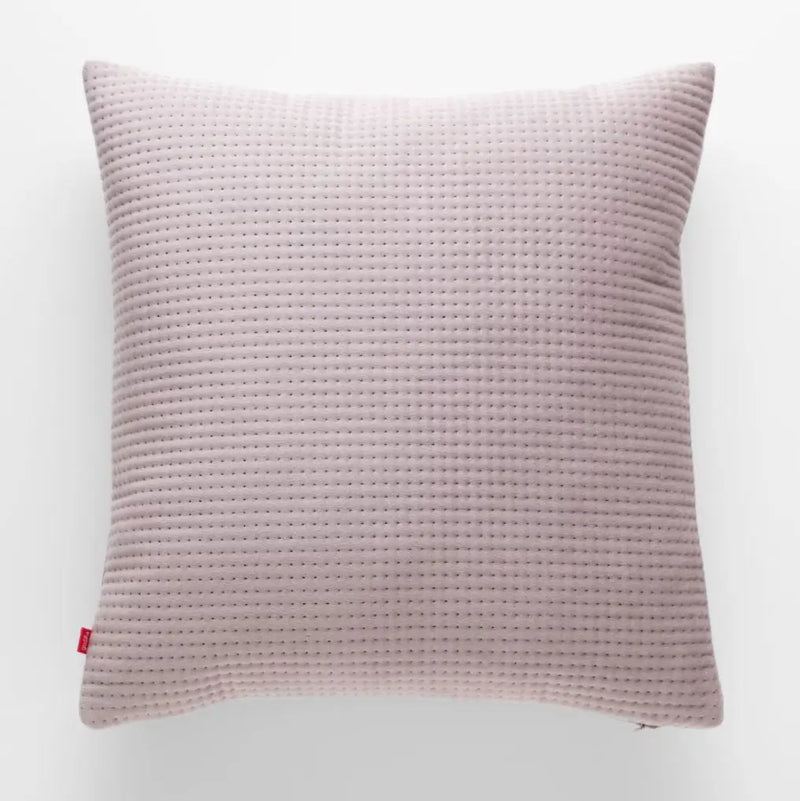 Hnedá obliečka na vankúš.