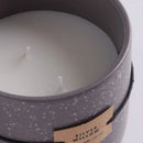 Sivá vonná sviečka.