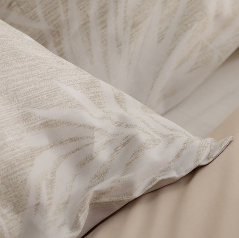 Béžové obliečky zo saténovej bavlny s bielymi vzormi elegantných palmových listov.
