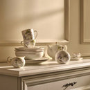 Viacfarebný hrnček z porcelánu.