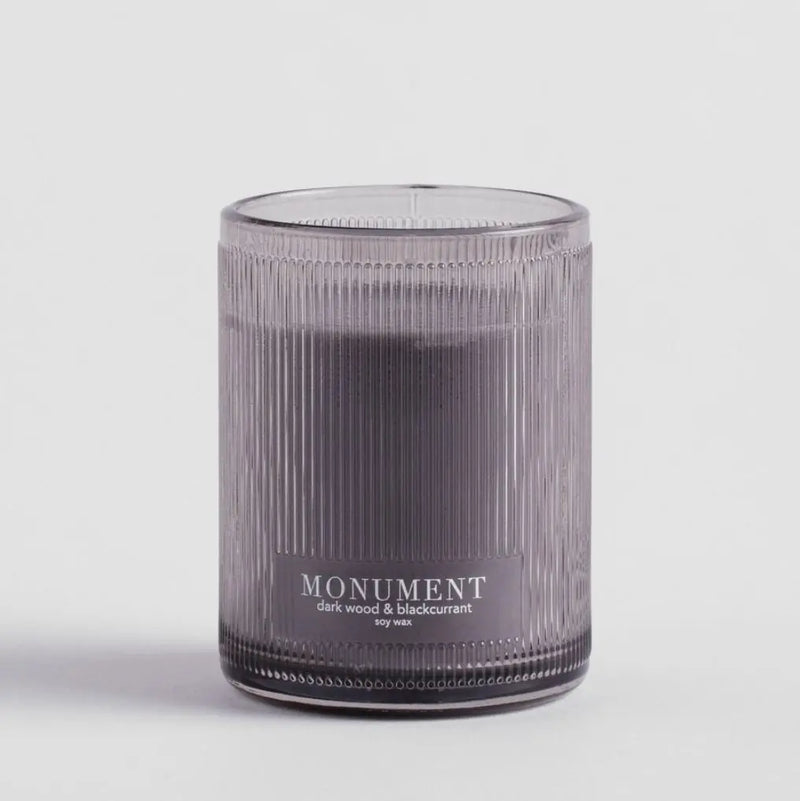 Čierna sklenená vonná sviečka.