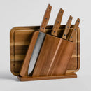 Hnedá sada nožov s doskou na krájanie.