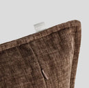 Hnedá obliečka na vankúš.