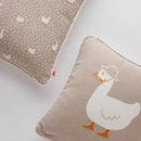 Béžová detská obliečka na vankúš.