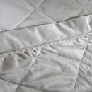 Sivý polyesterový zamatový prehoz. 