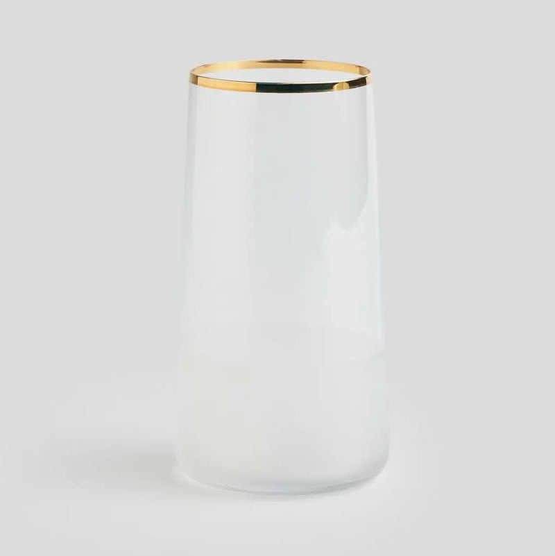 Elegantný transparentný pohár zo sodno-vápenatého skla