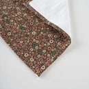 Hnedý bavlnený kuchynský uterák.