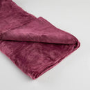 Červená polyesterová deka.