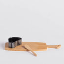 Hnedá doska na krájanie a servírovanie.