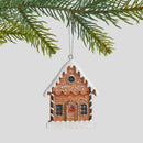 Hnedá vianočná ozdoba v podobe perníkového domčeka.