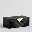 Čierna šperkovnica so zlatými doplnkami.