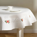 Biely vianočný obrus s červeným kvetom. 