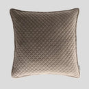 Hnedá obliečka na vankúš.