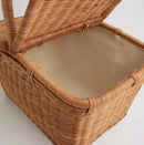 Hnedý prútený košík.