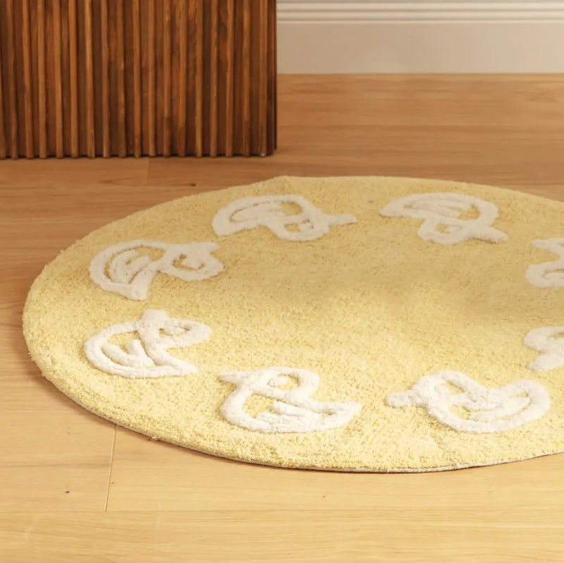 Žltý detský koberec.