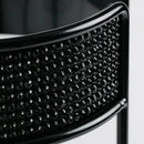 Čierny stojan na toaletný papier.