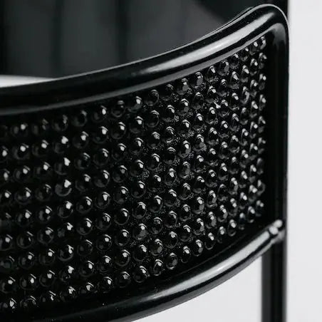 Čierny stojan na toaletný papier.