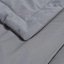 Sivý prehoz na posteľ. 